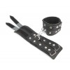 Купить Черные широкие кожаные наручники с заклепками на карабине код товара: NTB-80354/Арт.140431. Секс-шоп в СПб - EROTICOASIS | Интим товары для взрослых 