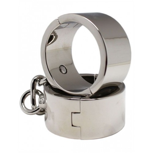 Купить Серебристые гладкие металлические наручники с ключиком код товара: P3015M / Арт.236000. Секс-шоп в СПб - EROTICOASIS | Интим товары для взрослых 