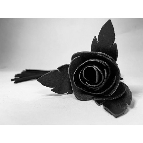 Фото товара: Черная замшевая плеть с лаковой розой в рукояти - 40 см., код товара: 54070ars/Арт.248145, номер 1