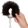 Фото товара: Металлические наручники с черным мехом Ultra Fluffy Furry Cuffs, код товара: SE-2651-65-3/Арт.359611, номер 2