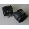 Купить Чёрные кожаные наручники с ремешком с двумя карабинами код товара: 3053-1/Арт.48353. Онлайн секс-шоп в СПб - EroticOasis 