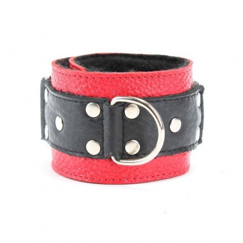 Фото товара: Красно-чёрные кожаные наручники с меховым подкладом, код товара: 51009ars/Арт.49547, номер 3