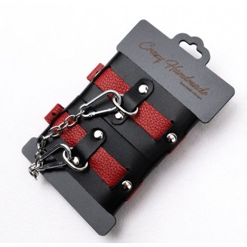 Купить Черно-красные кожаные наручники на металлической сцепке код товара: СН-1120/Арт.385894. Секс-шоп в СПб - EROTICOASIS | Интим товары для взрослых 